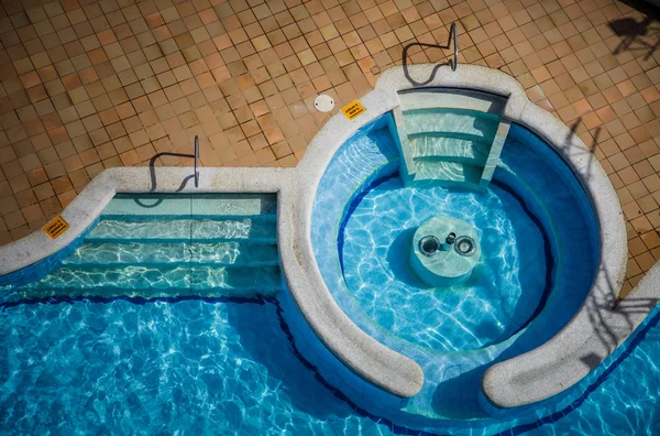 Vista ad alto angolo di una piscina vuota — Foto Stock