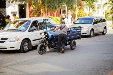 Modifiye motosiklet ve bu sürücü downtown San Andres Adası