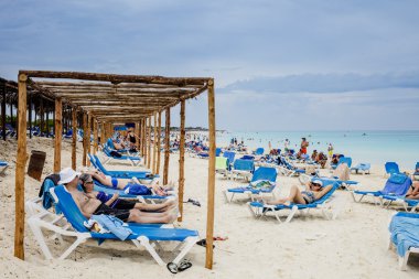 Birçok Kanadalı turist ile Küba plaj