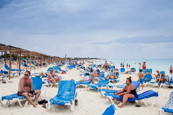 Praia de Cuba com muitos turistas canadenses — Fotografia de Stock