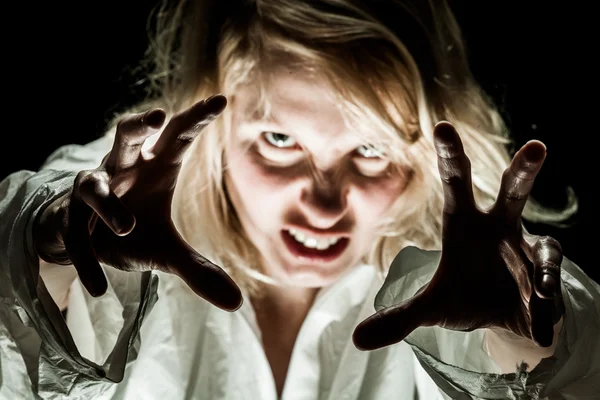 Galen kvinna agerar som en Zombie — Stockfoto