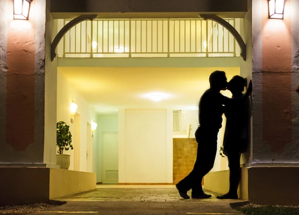 Couple in silhouette Kissing — Stock Photo, Image