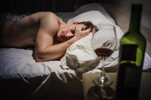 Homme affamé avec maux de tête dans un lit la nuit — Photo