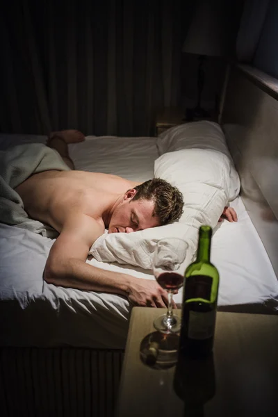 Samotny mężczyzna pijany śpi — Zdjęcie stockowe
