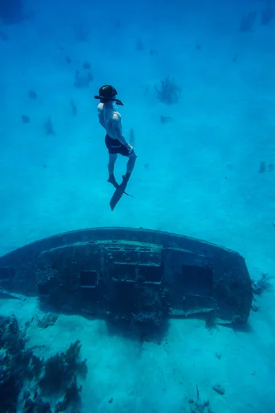 Imagen submarina de un Freediver con aletas — Foto de Stock