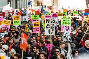 Protestocular işareti, tasarlamak ve bayrakları sokaklarda