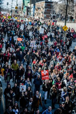  Paketlenmiş sokaklarda yürüyen protestocular Üstten Görünüm