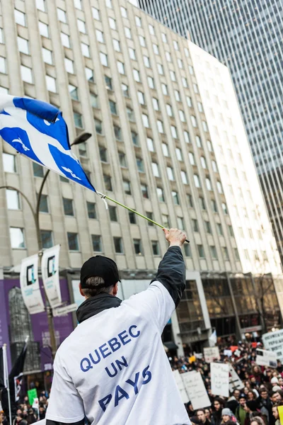 Manifestant séparatiste tenant la Fleur de Lys Québec Province F — Photo