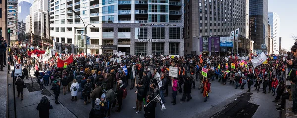 Panoramic View (XXXL Resolution) of the Streets Packed with Pro — Stock Photo, Image