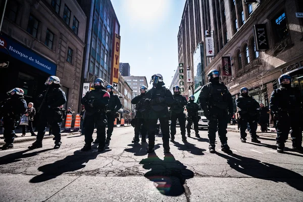 Grupo épico de policías listos para reaccionar en caso de problema con Prote — Foto de Stock