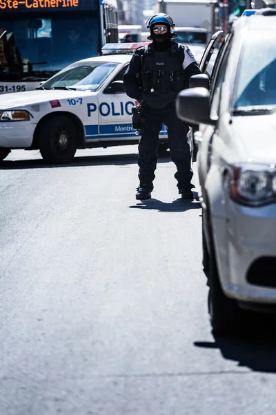 Politie alleen kijken naar de demonstranten op Ste-Catherine Street — Stockfoto