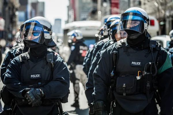 Closeup de policiais retratos prontos em caso de problema — Fotografia de Stock