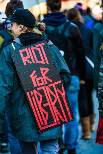 Closeup zadní demonstrant nosí znamení říkat "vzpoura — Stock fotografie