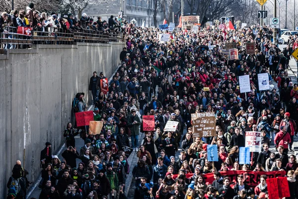 Vista superior de los manifestantes caminando por las calles llenas — Foto de Stock
