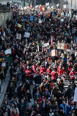  Paketlenmiş sokaklarda yürüyen protestocular Üstten Görünüm