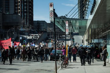  Polisler aşağıdaki yürüyüşçülerin gider bir sorun durumunda