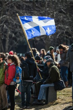 Biri Quebec eyaleti bayrak kalabalıkta Holding
