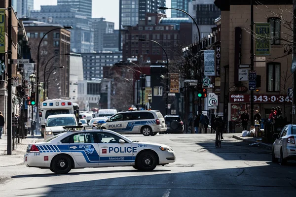 Voiture de police au milieu de la rue bloquant la circulation — Photo