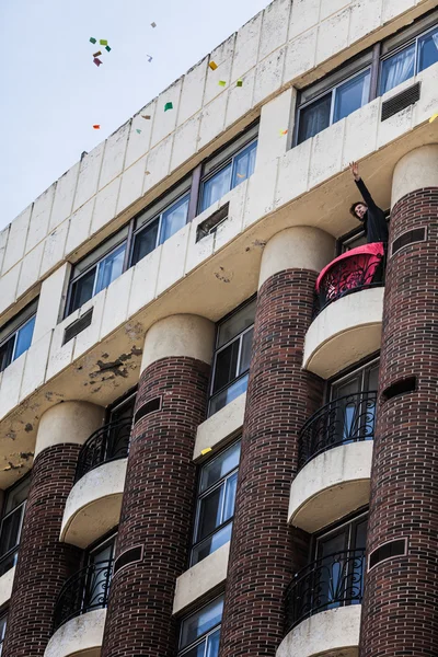 Man Throwing Papers from his Balcony to encourage the Protester — Stock Photo, Image