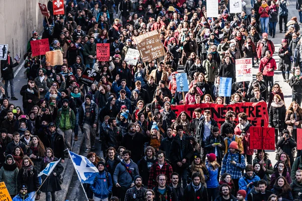 Vue du dessus des manifestants marchant dans les rues bondées — Photo