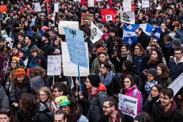 Manifestantes en las calles con letrero, cartelera y banderas — Foto de Stock