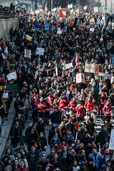 Κάτοψη των διαδηλωτών περπατώντας στα δρομάκια συσκευάζονται — Φωτογραφία Αρχείου