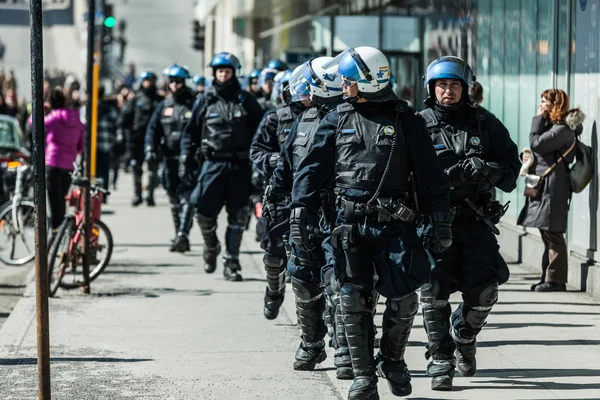 Poliziotti che seguono i manifestanti in caso qualcosa vada storto — Foto Stock