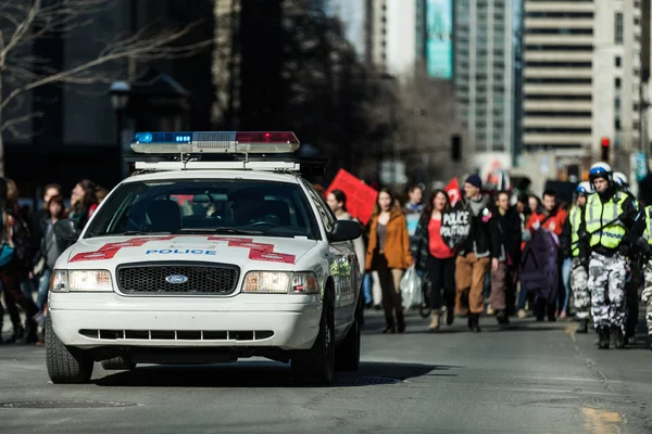 Voiture de police devant les manifestants contrôlant le trafic — Photo