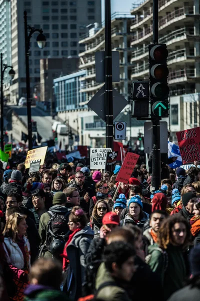 Multitud con cartelera, banderas y letreros caminando por las calles — Foto de Stock