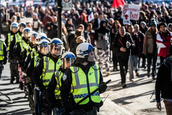 Polícias a seguir os Marchers para ter a certeza que está tudo sob controlo. — Fotografia de Stock