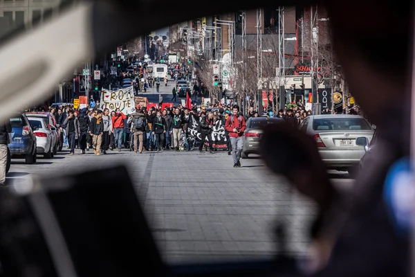 Vue de la première ligne de manifestants marchant dans la rue Thro — Photo