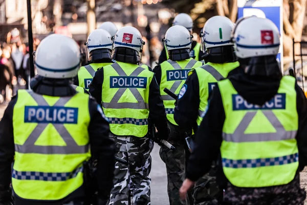 Primer plano del equipo policial y protecciones — Foto de Stock