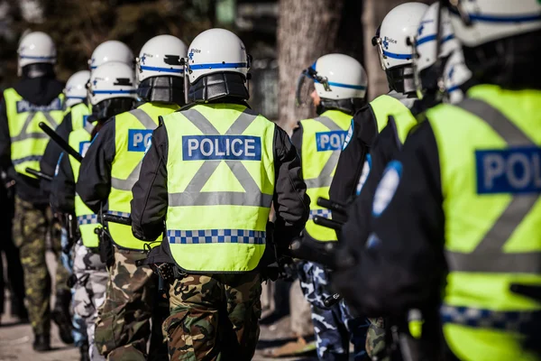 Primer plano del equipo policial y protecciones — Foto de Stock