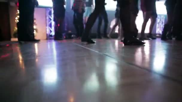 Mensen dansen op de dansvloer — Stockvideo