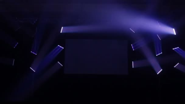 在空荡荡的舞台上的灯光秀 — 图库视频影像