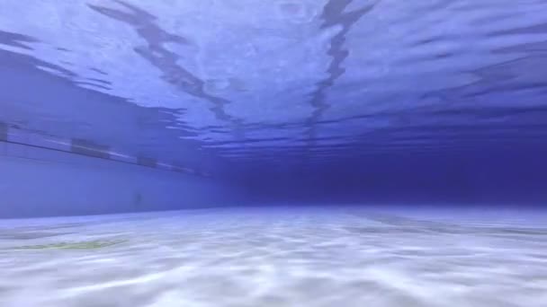 Подводный след пустого бассейна — стоковое видео