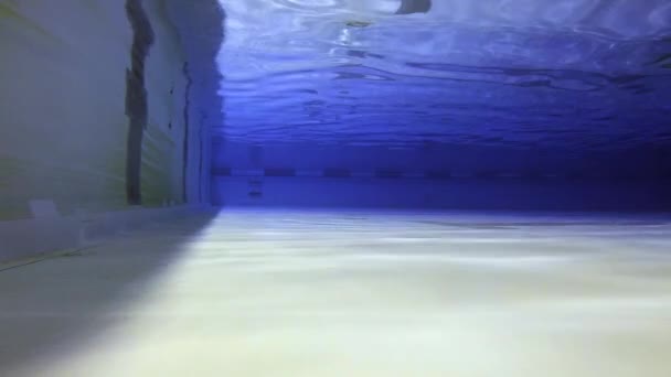 Подводный след пустого бассейна — стоковое видео