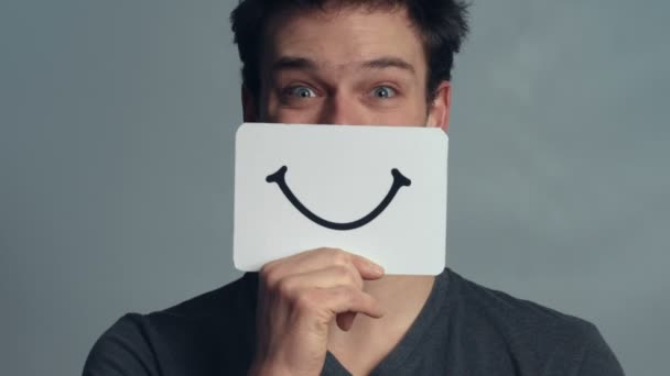 Man Closeup menunjukkan Emosinya — Stok Video