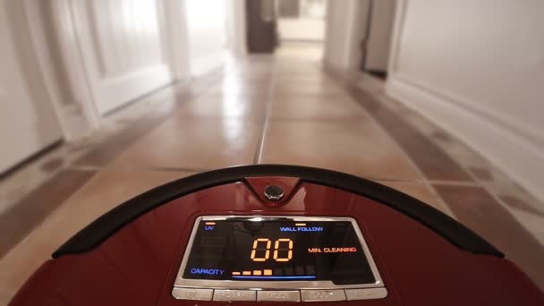 Automatické vysávání Robot čištění podlahy domu, sám — Stock video