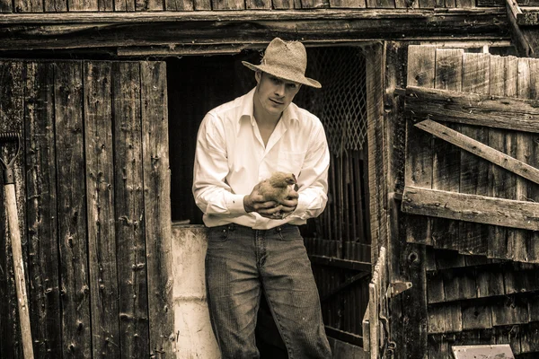 Genç çiftçi ve bir tavuk — Stok fotoğraf