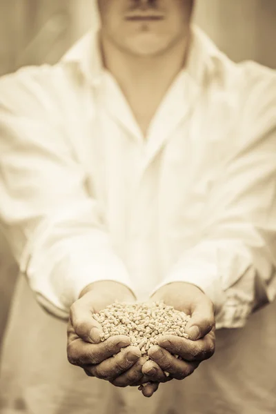 Agricultor Mostrando Alimentos Secos Animales — Foto de Stock