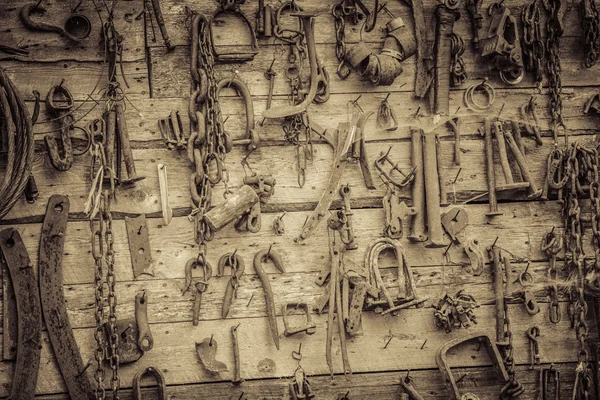 Стена заполнена старыми инструментами, висящими на стене — стоковое фото