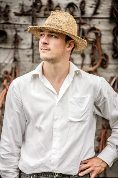 Retrato del agricultor frente a una pared llena de herramientas — Foto de Stock