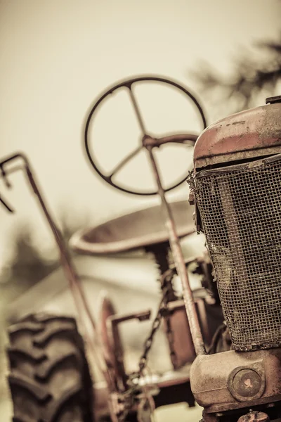 Viejo tractor vintage rojo — Foto de Stock