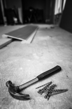 Çekiç ve çiviler yere.