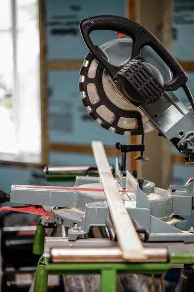 Miter Saw em um canteiro de obras — Fotografia de Stock