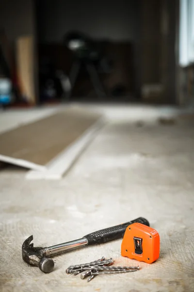 Hammer, Nägel und orangefarbenes Maßband — Stockfoto