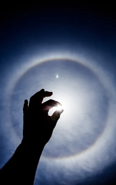 Silueta de mano con halo de sol circular — Foto de Stock