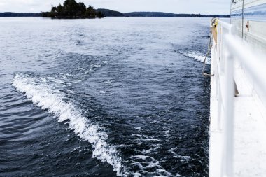 Arka plan hazırlandı büyük bir tekne dalgalar