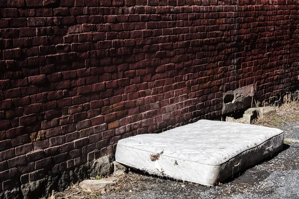 Oude en vuile verlaten matras — Stockfoto